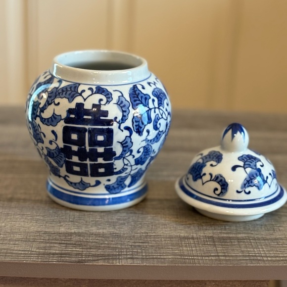 Benzara Blue and White Ceramic Ginger Jar - Picture 5 of 9